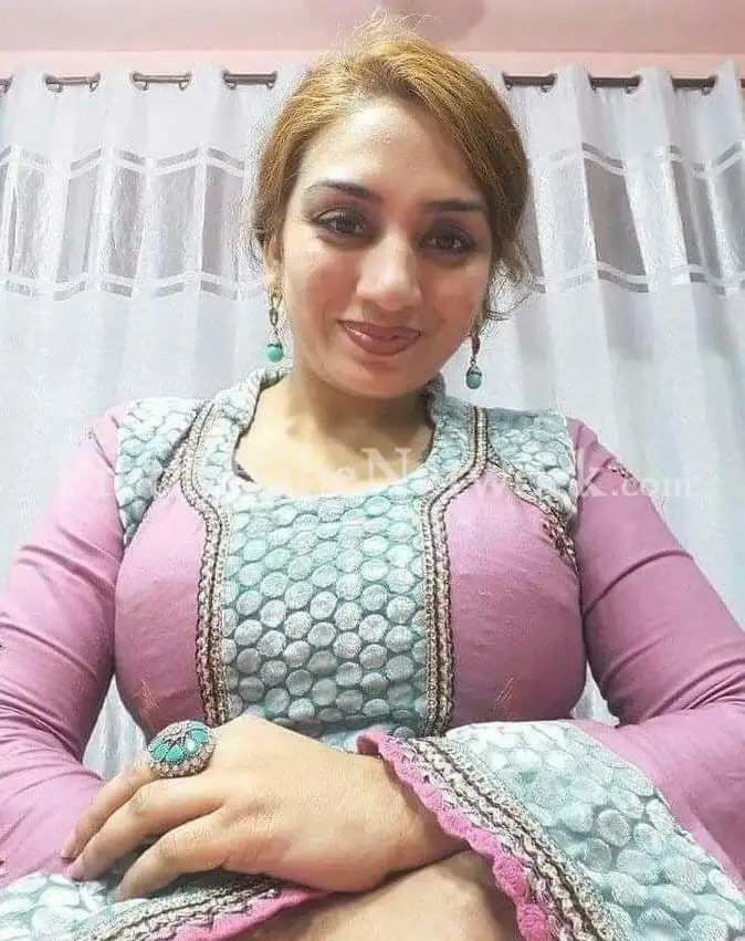 Nazma Sheikh—Experienced Mature Muslim Housewife Escort in Sector 19